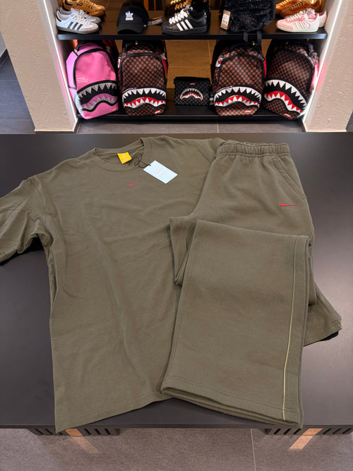 Coordinato Nike NOCTA verde oliva logo Red