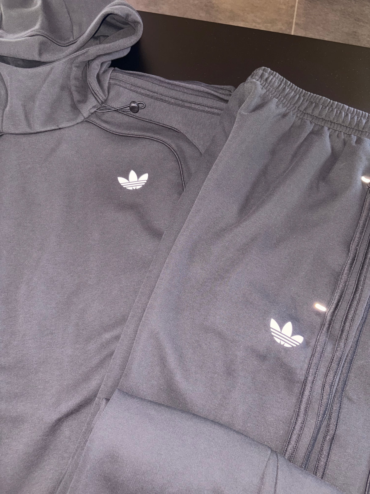 Tuta Adidas uomo total black logo retroriflettente