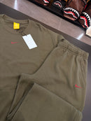Coordinato Nike NOCTA verde oliva logo Red