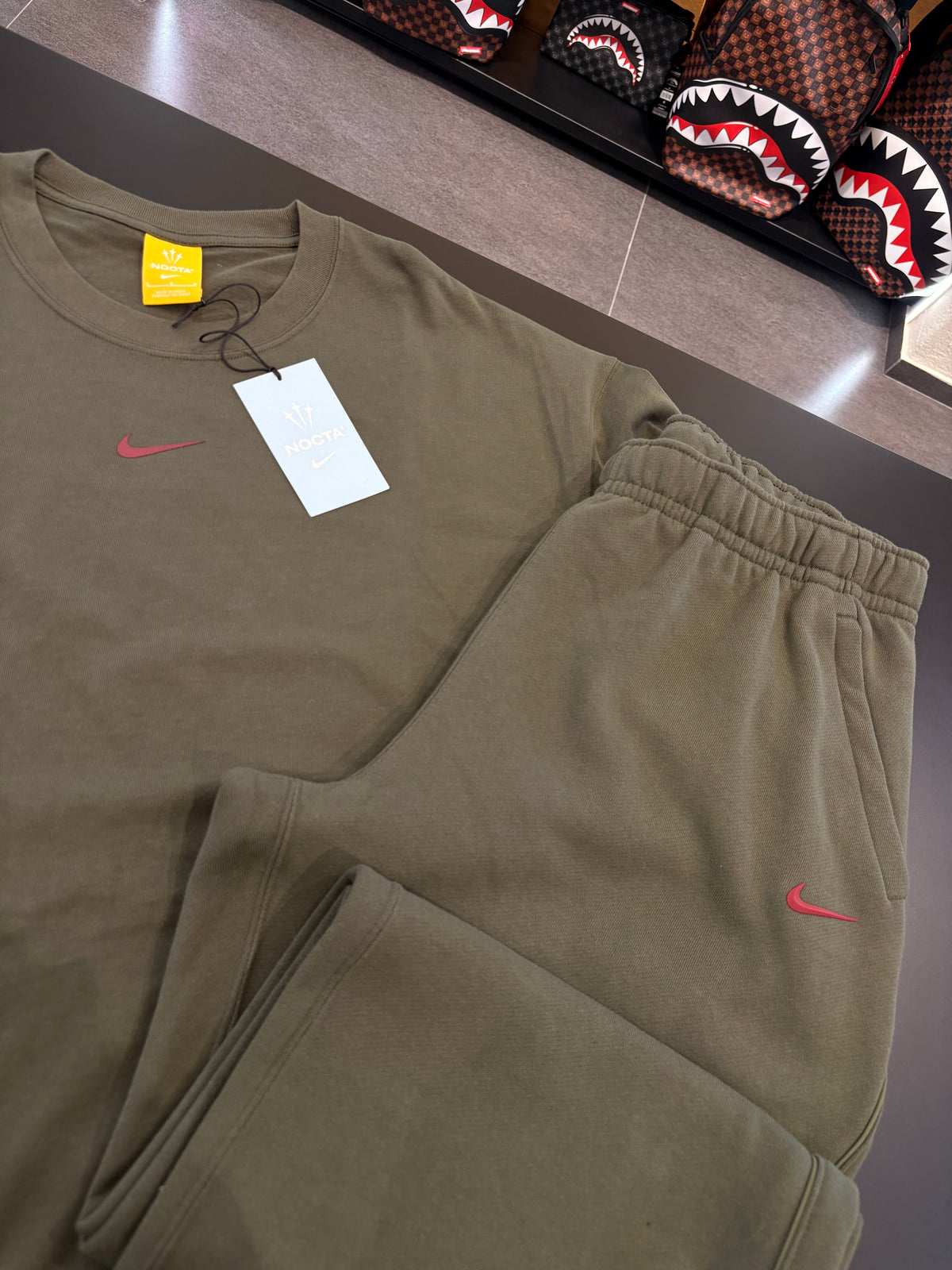 Coordinato Nike NOCTA verde oliva logo Red