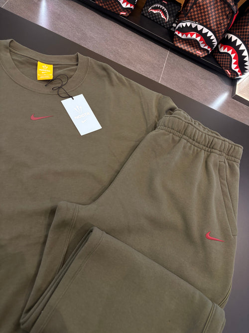 Coordinato Nike NOCTA verde oliva logo Red