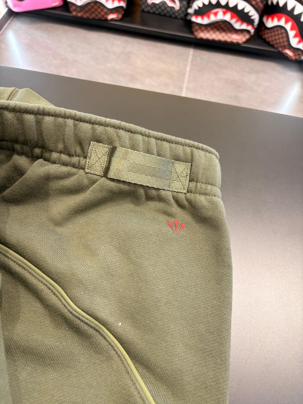 Coordinato Nike NOCTA verde oliva logo Red