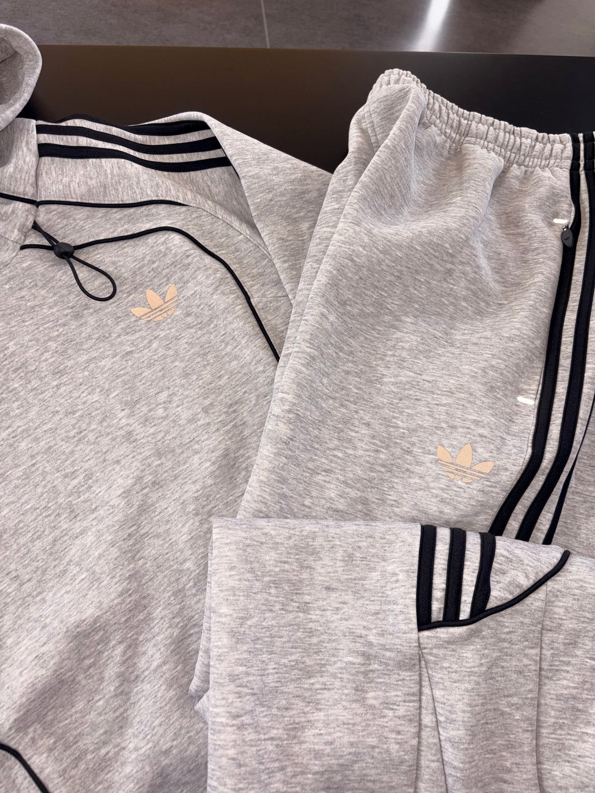Tuta Adidas uomo grigia logo retroriflettente