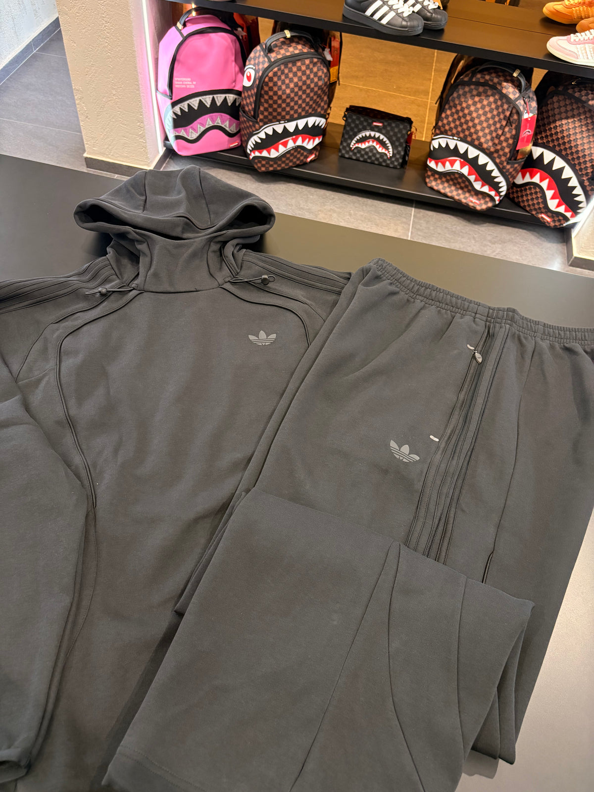 Tuta Adidas uomo total black logo retroriflettente