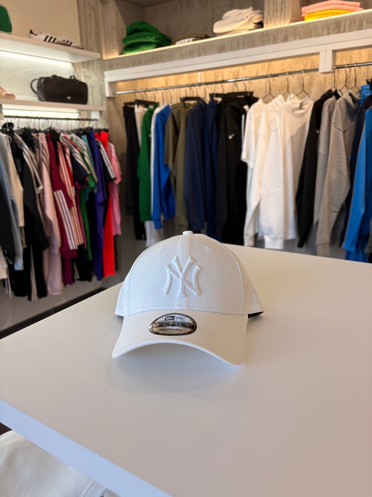 Cappello New Era total white