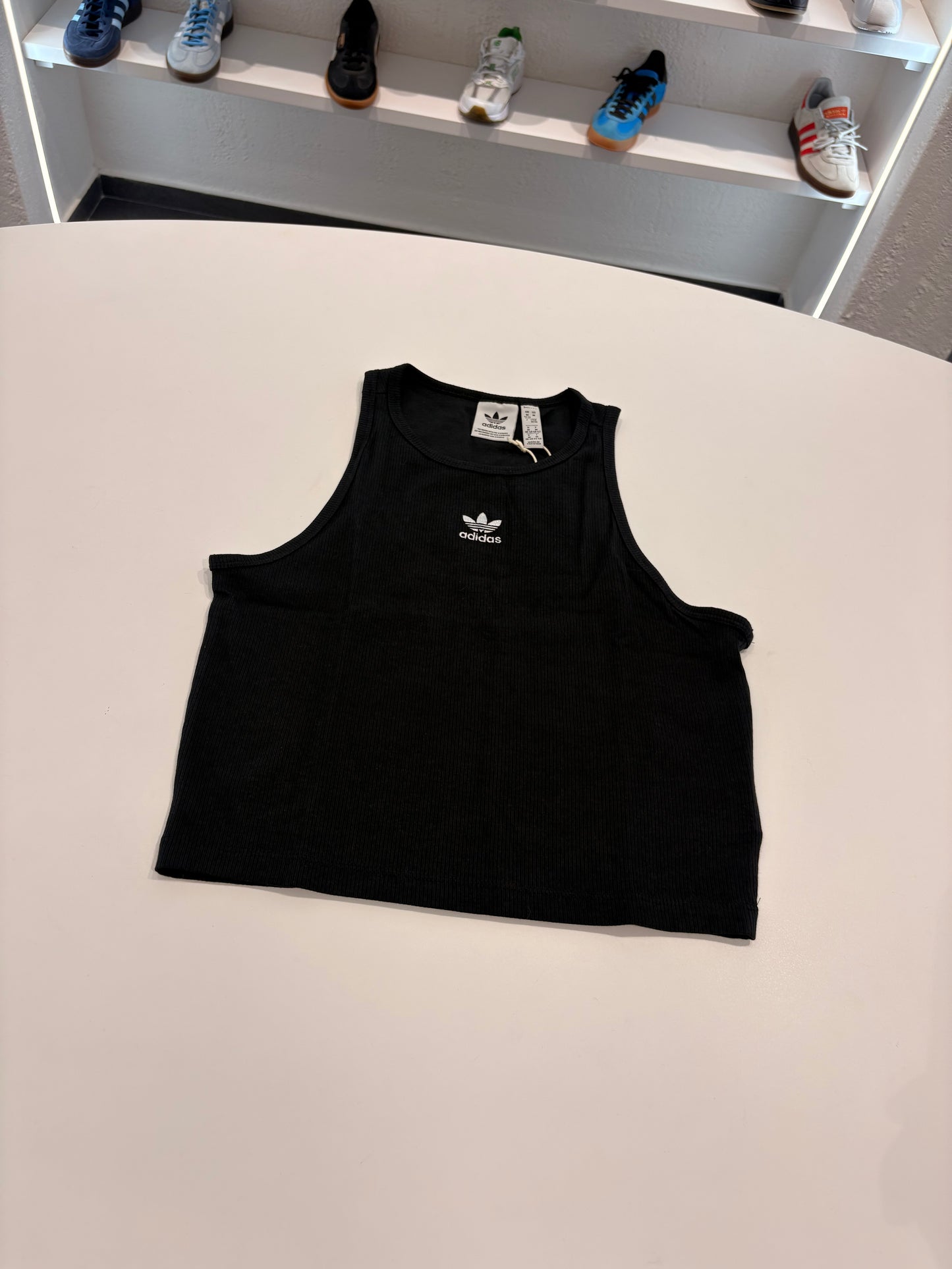 Top Adidas essentials black