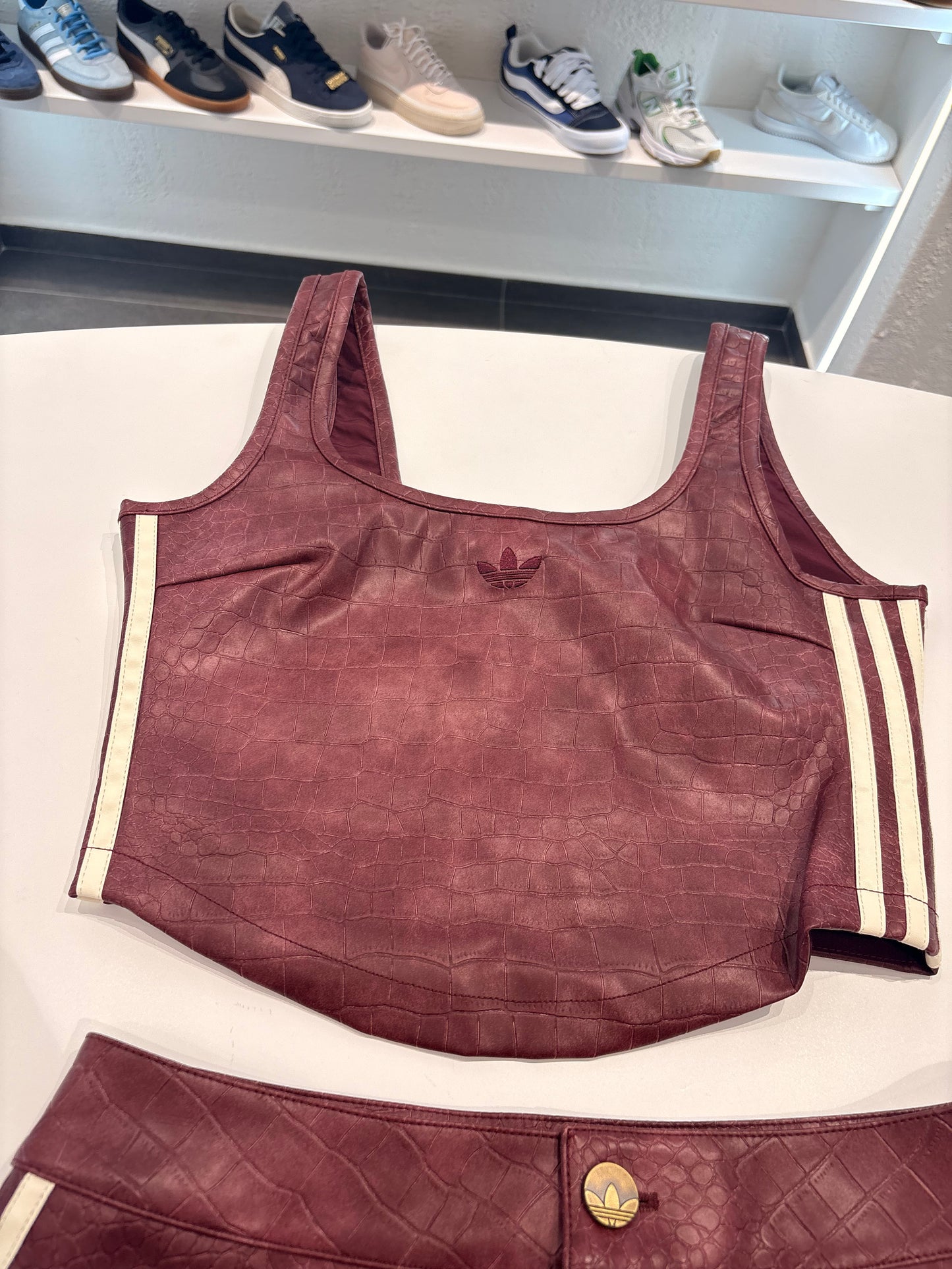 Coordinato gonna/top Adidas in pelle bordeaux