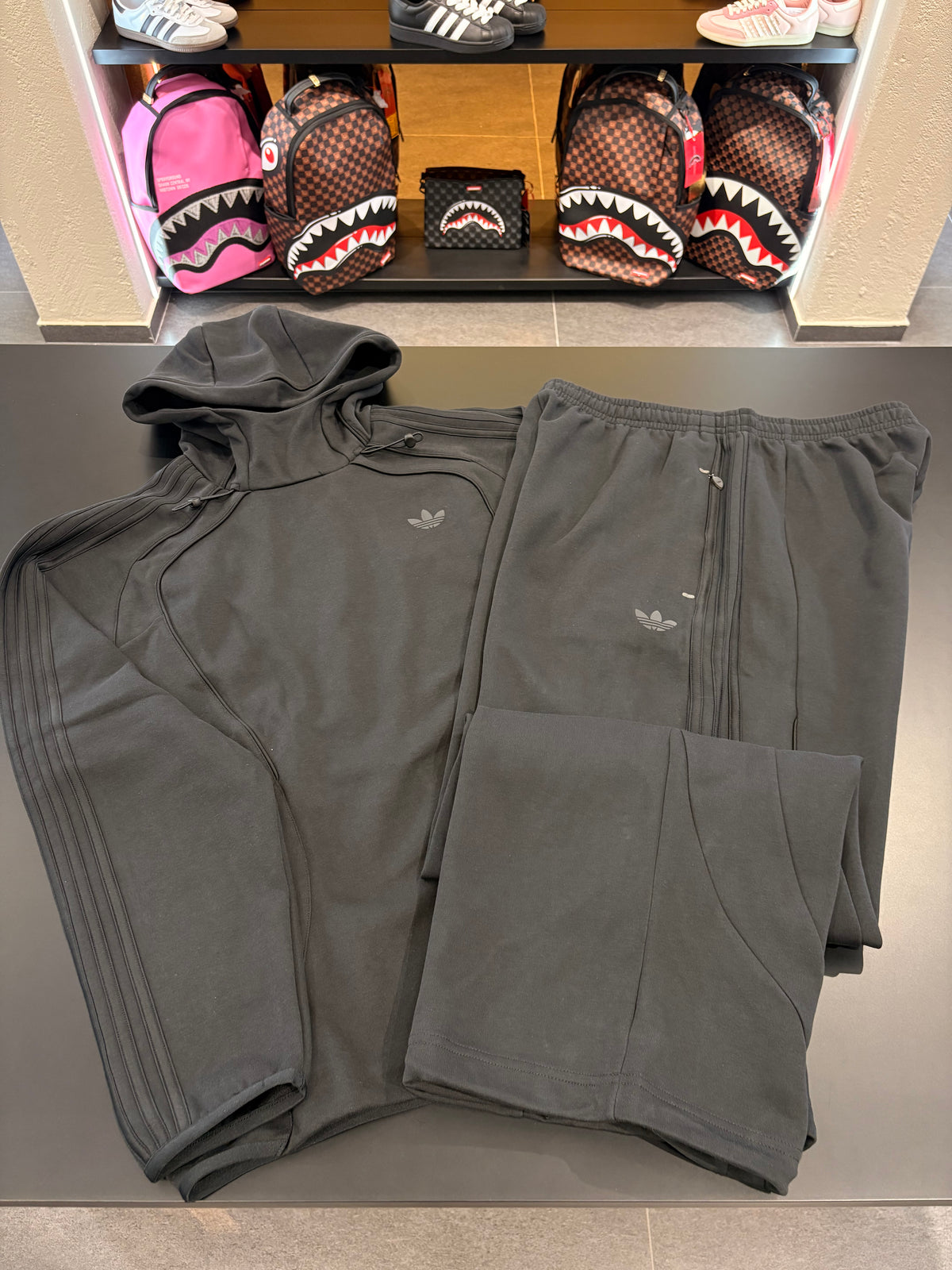 Tuta Adidas uomo total black logo retroriflettente