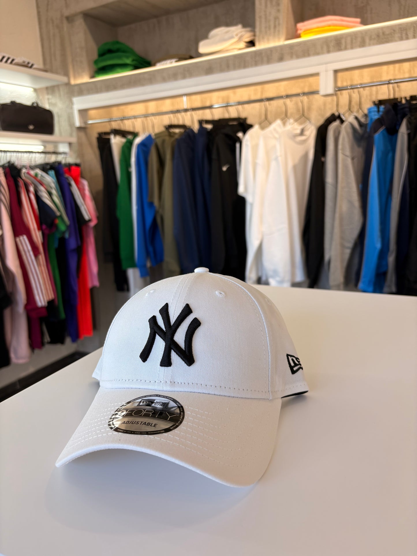 Cappello New Era white logo nero