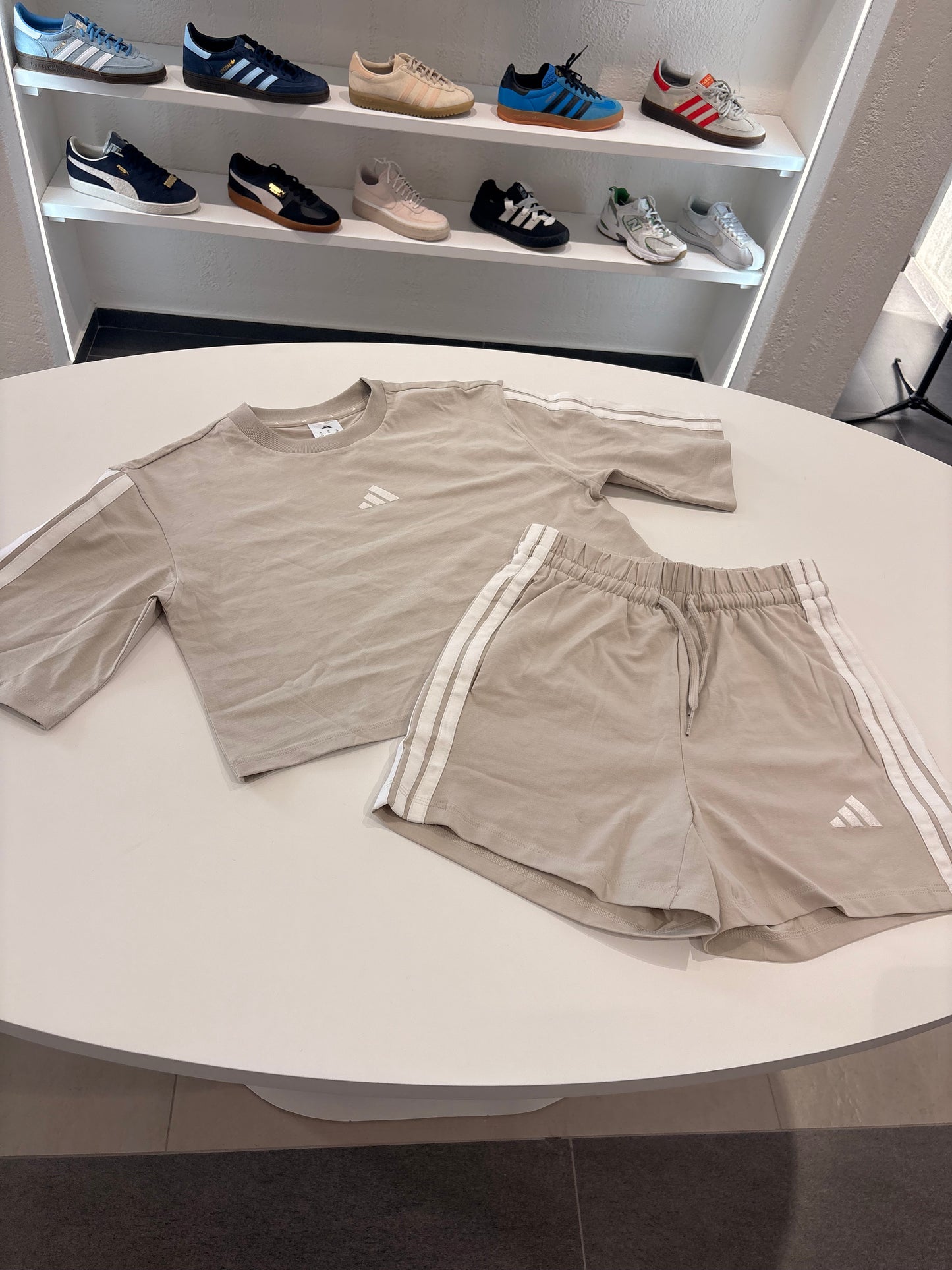 Coordinato beige Adidas crop