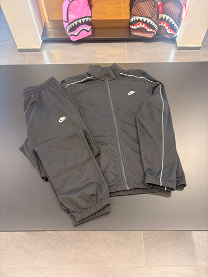 Tuta Nike total black basic lines white