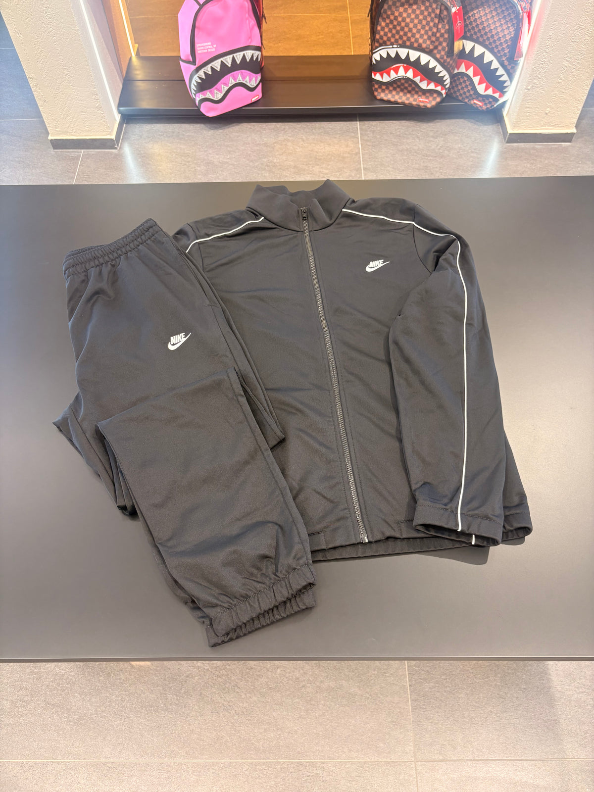 Tuta Nike total black basic lines white