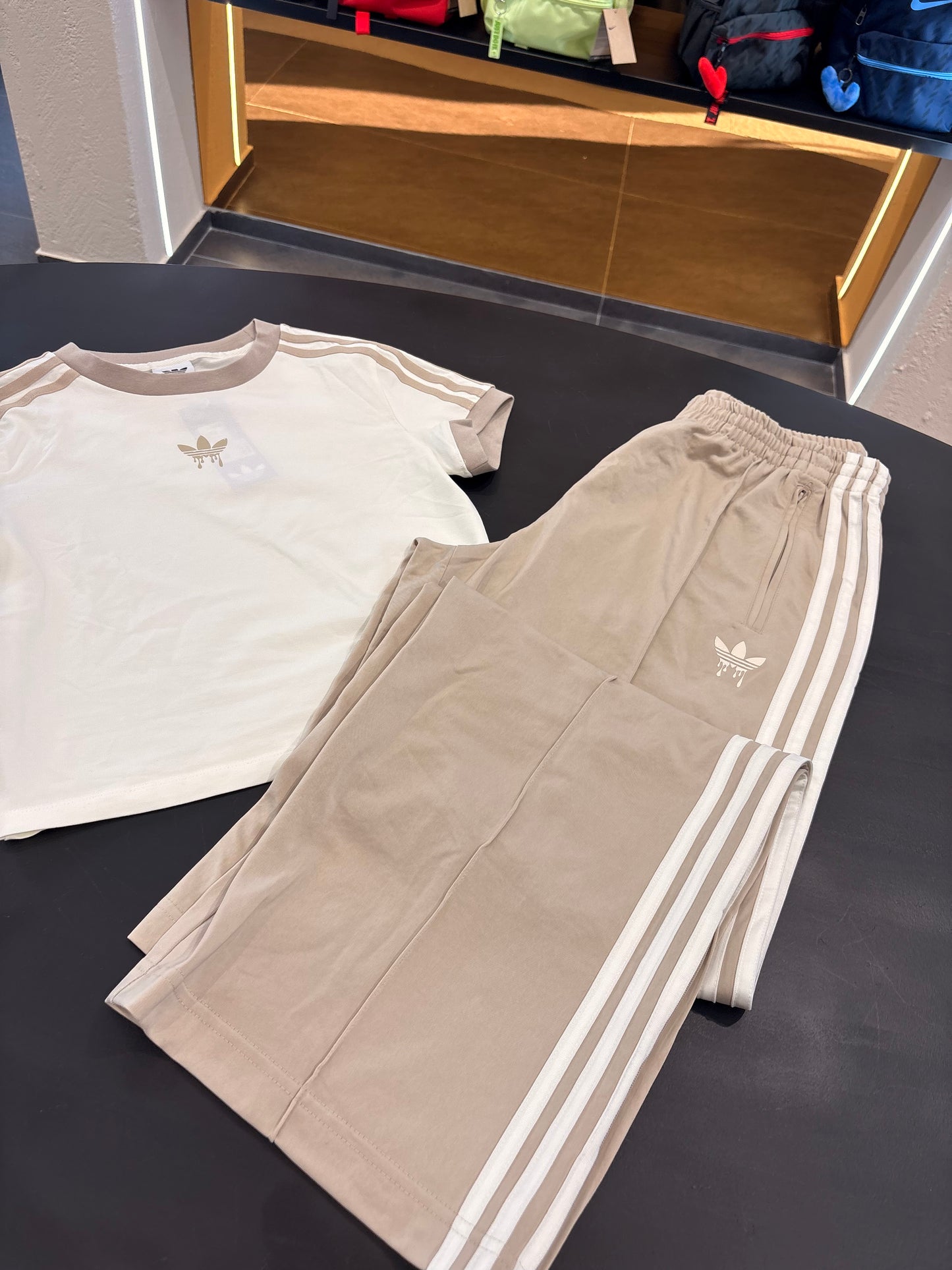 Coordinato Adidas logo schizzo beige