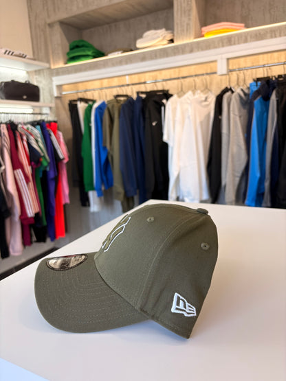 Cappello New Era verde militare logo white
