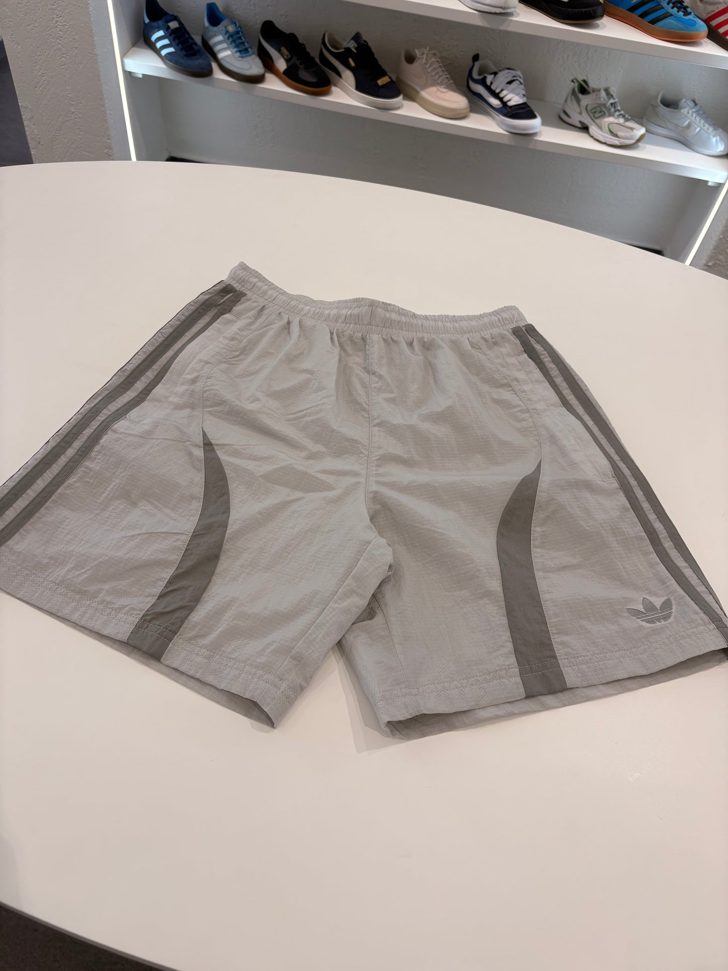 Shorts adidas grigio cromato
