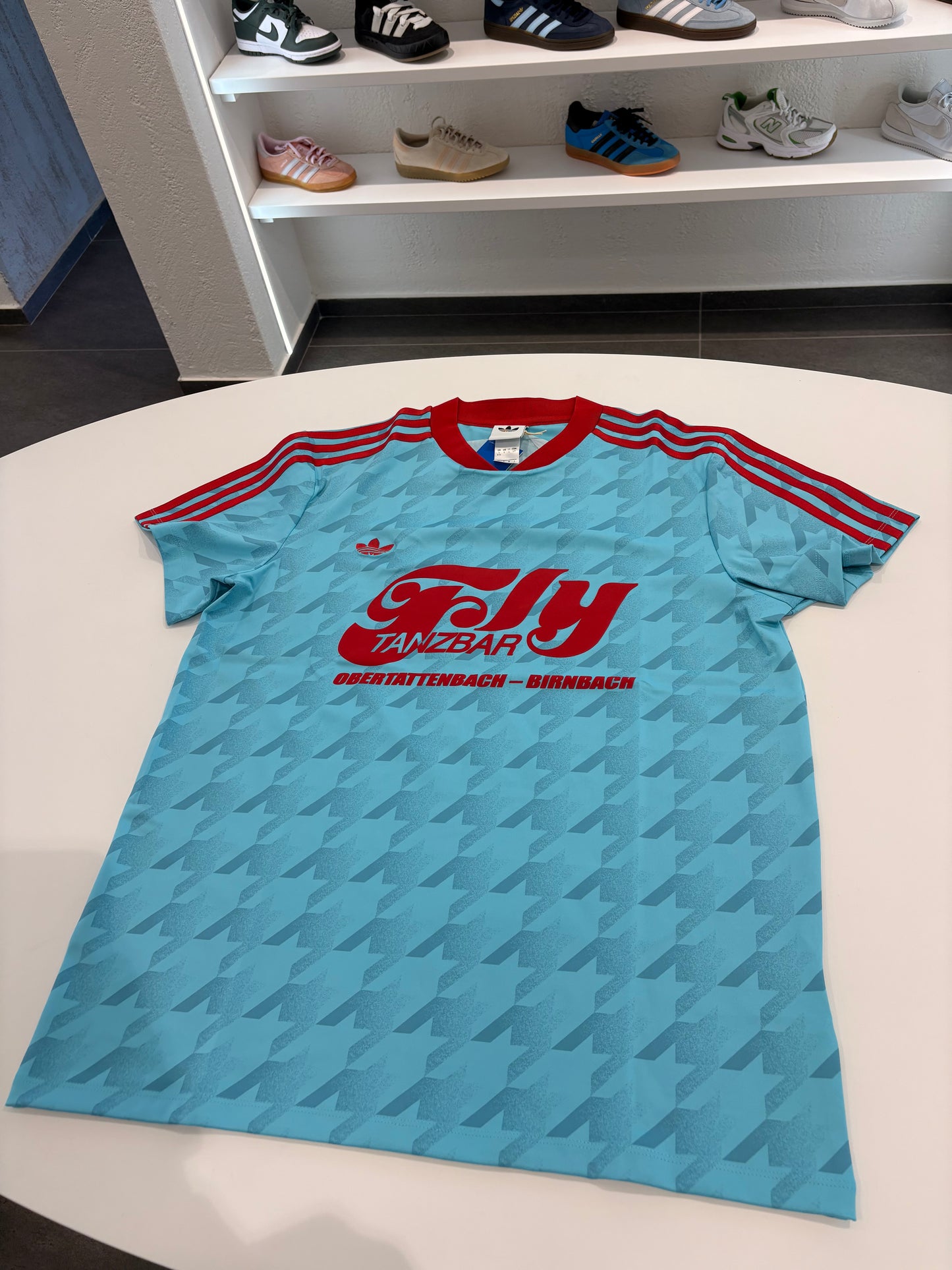 T-shirt Adidas blue glow