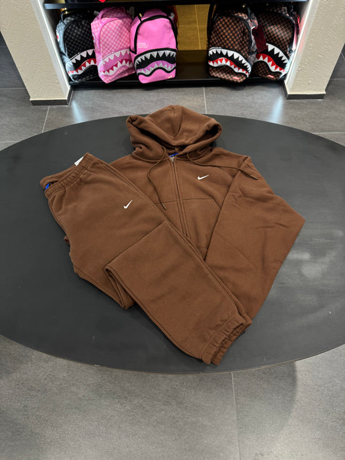 Tuta Nike oversize x zip marrone