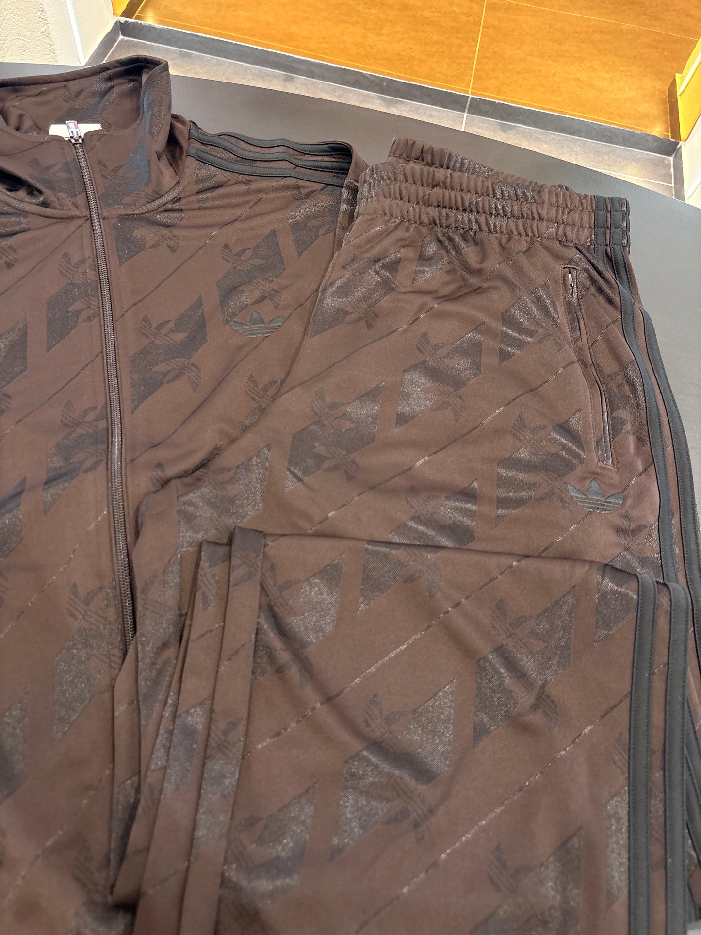 Tuta monogram firebird Adidas brown