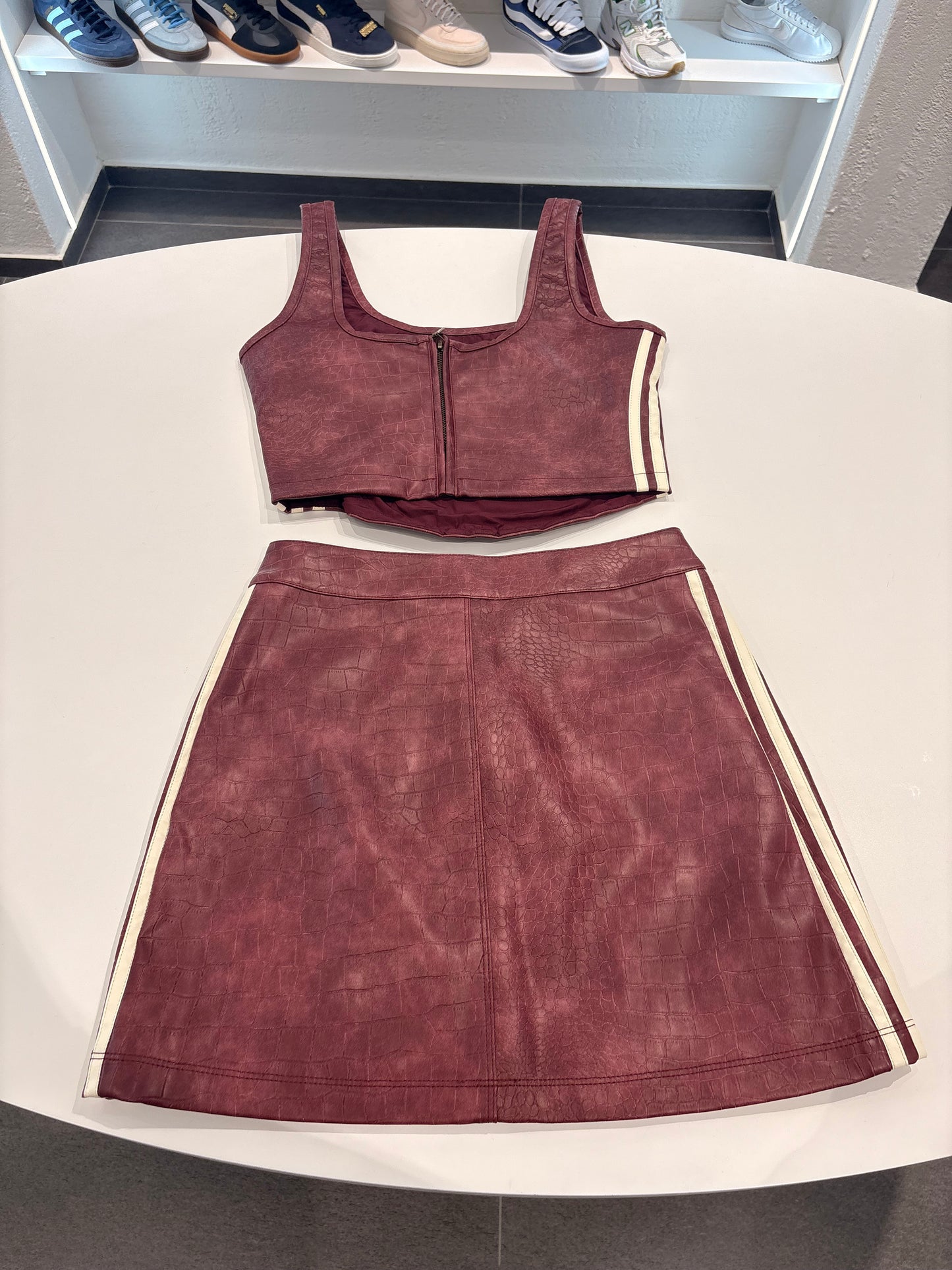 Coordinato gonna/top Adidas in pelle bordeaux