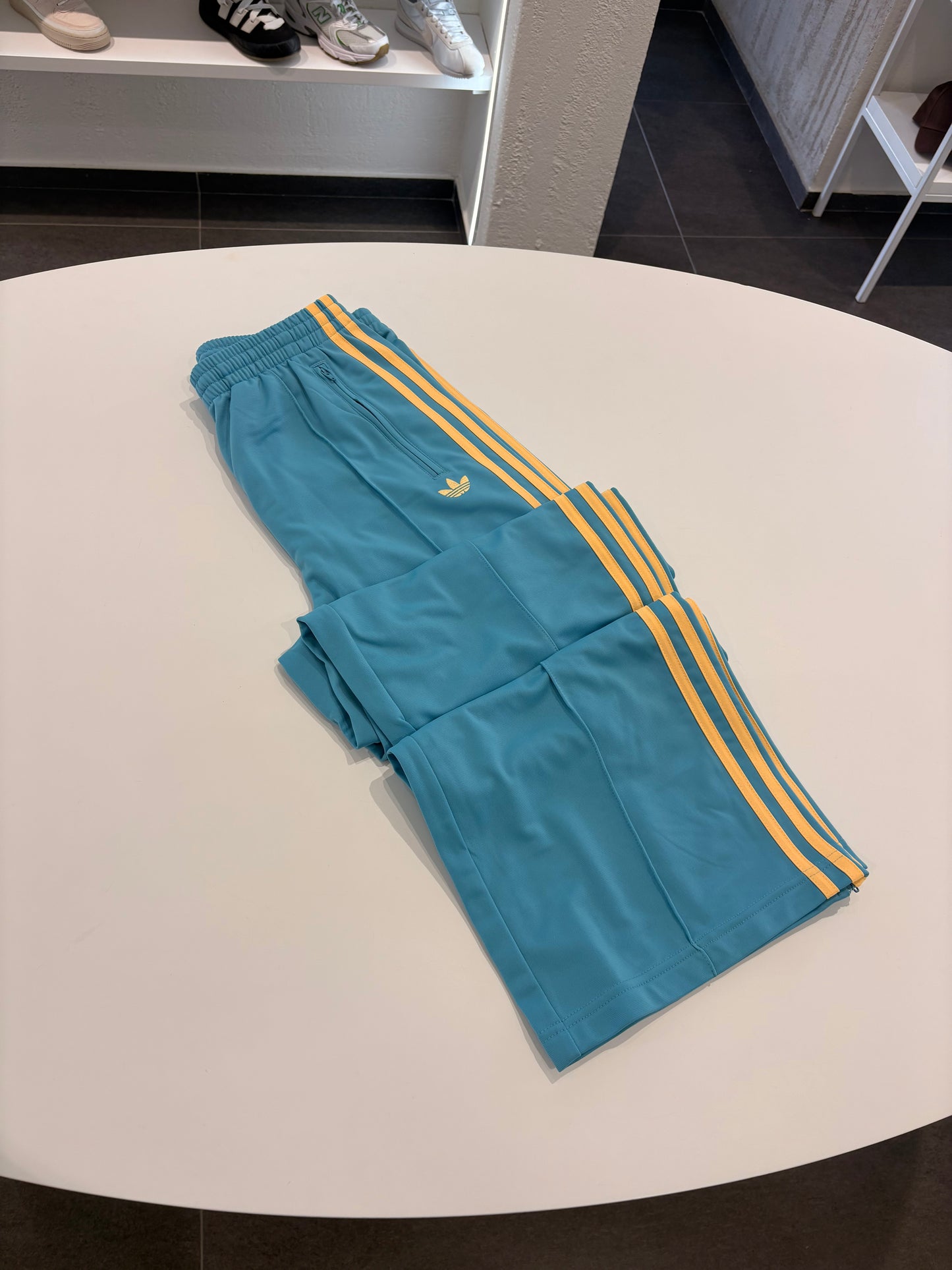 Pant Adidas fb loose azzurro e giallo