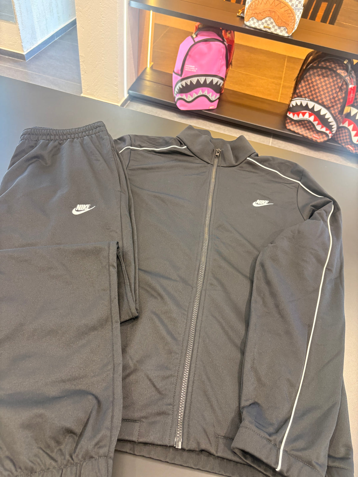 Tuta Nike total black basic lines white