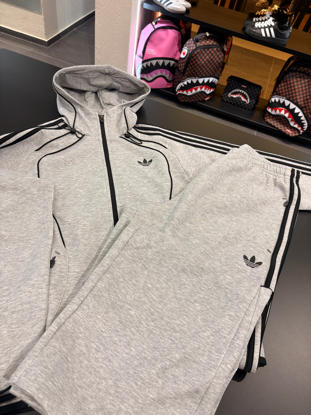 Tuta Adidas uomo grigia con zip logo retroriflettente