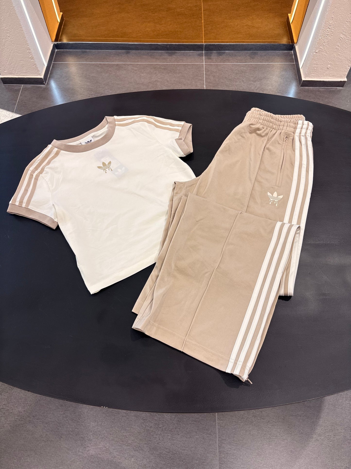 Coordinato Adidas logo schizzo beige