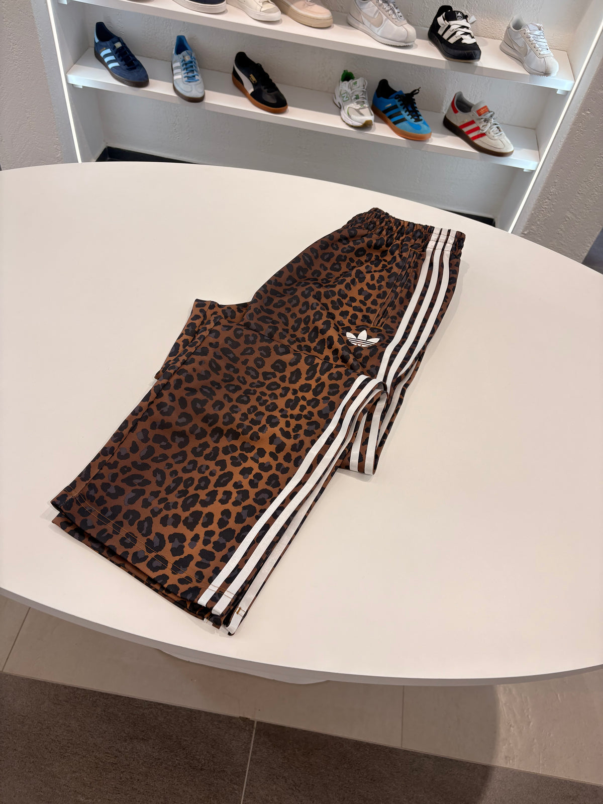 Pantalone tuta Adidas Leopard fondo zip regolabile