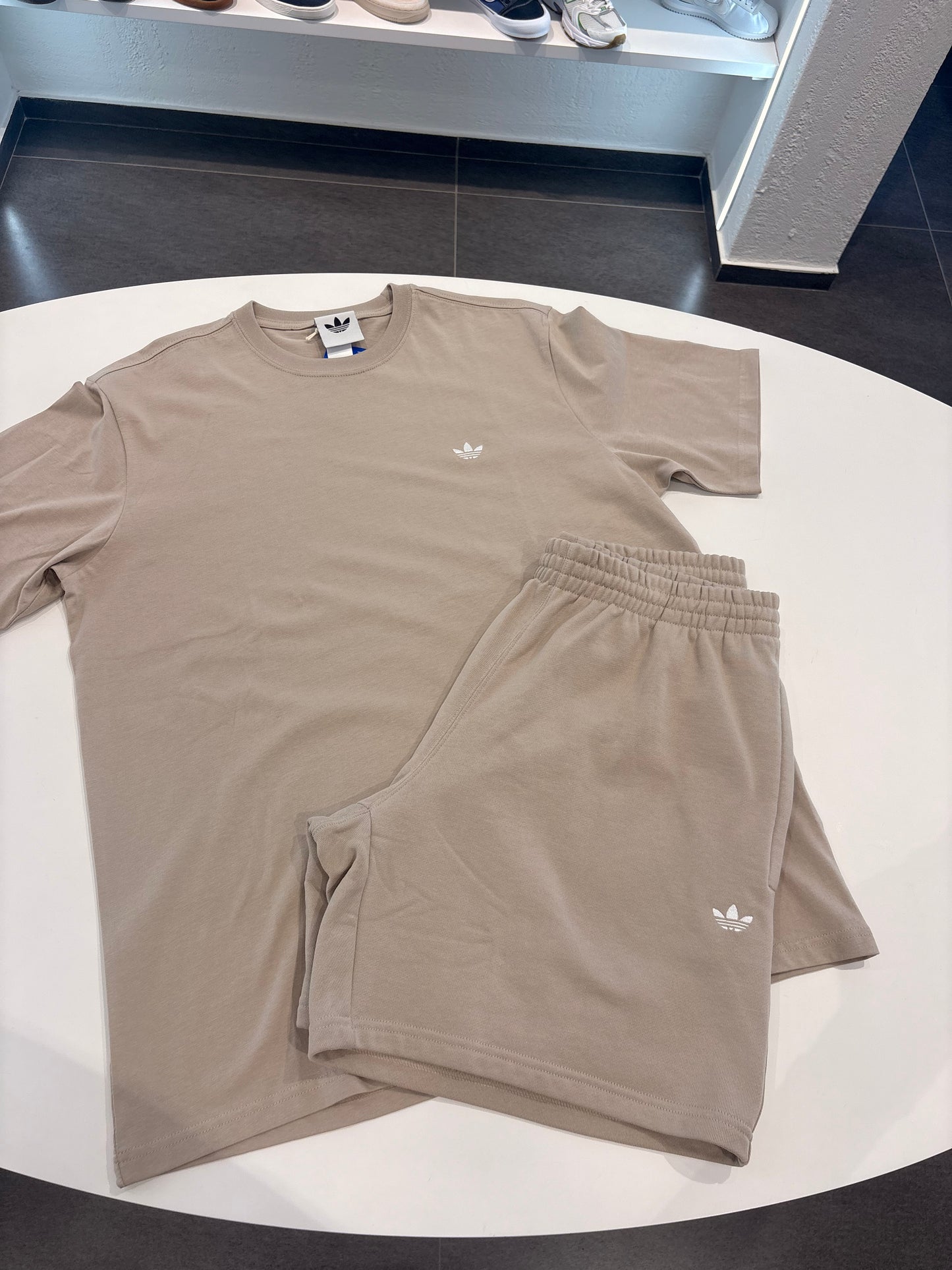 Completo Adidas basic beige