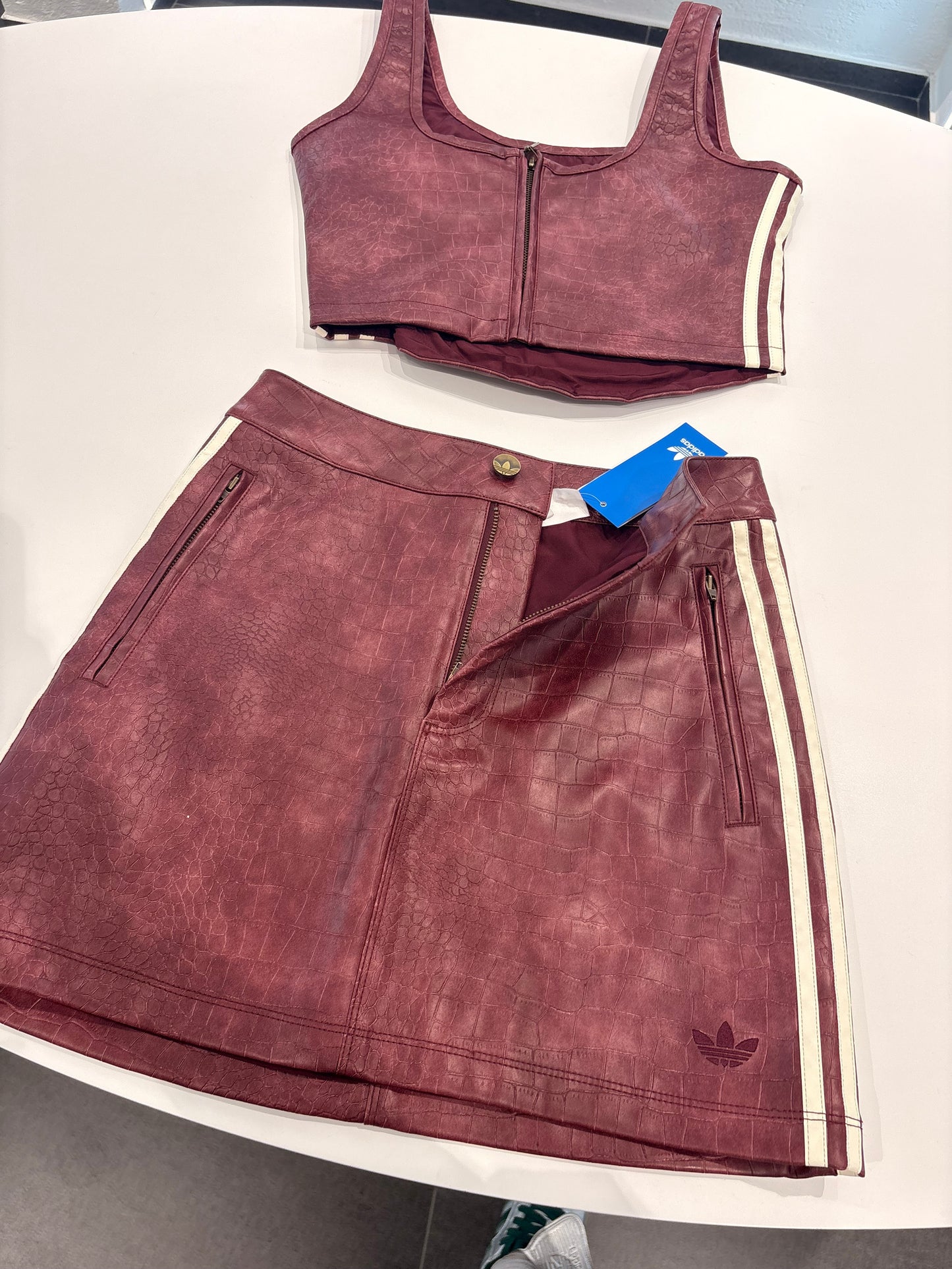 Coordinato gonna/top Adidas in pelle bordeaux