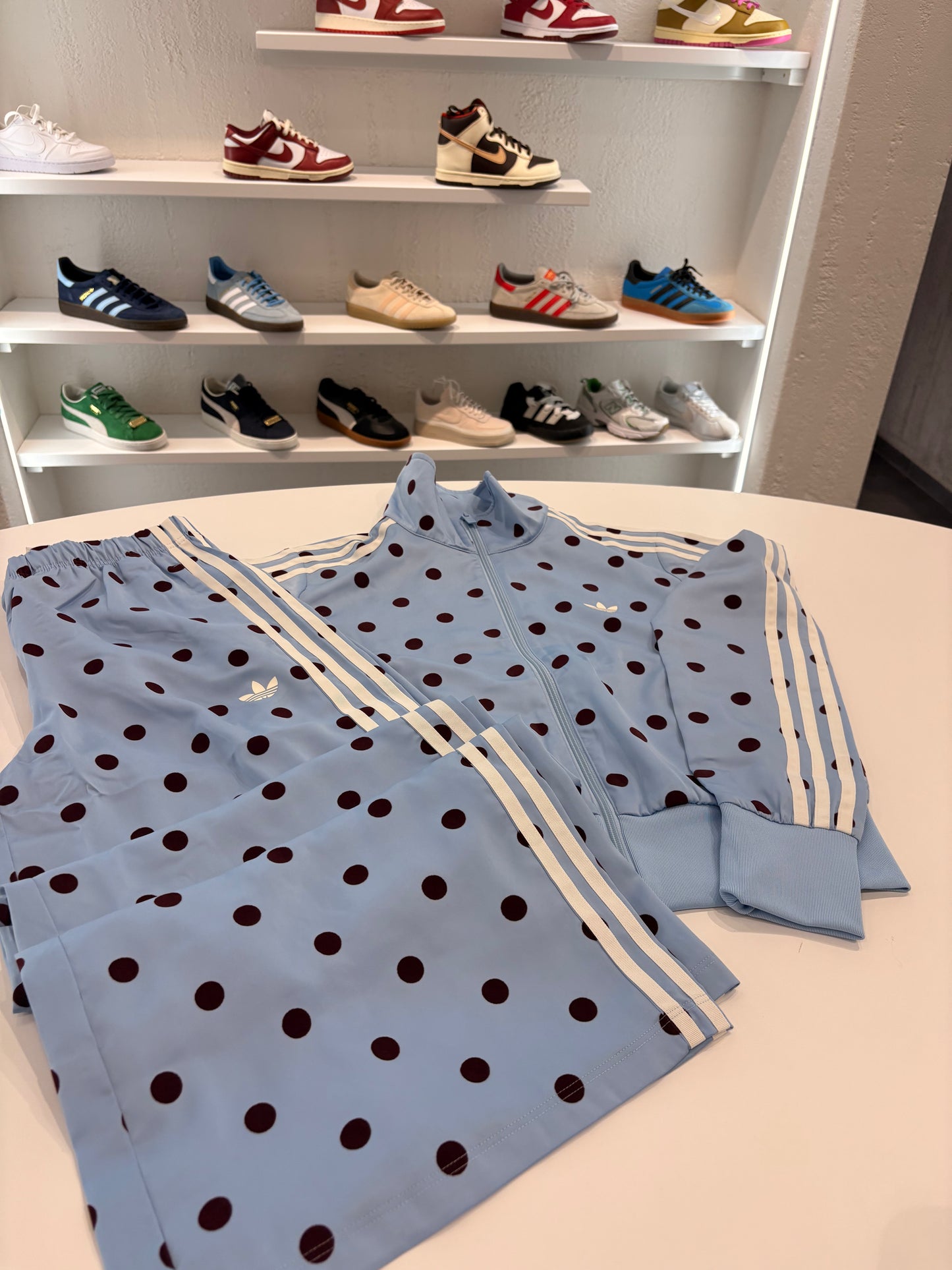 Tuta Adidas a pois bordeaux