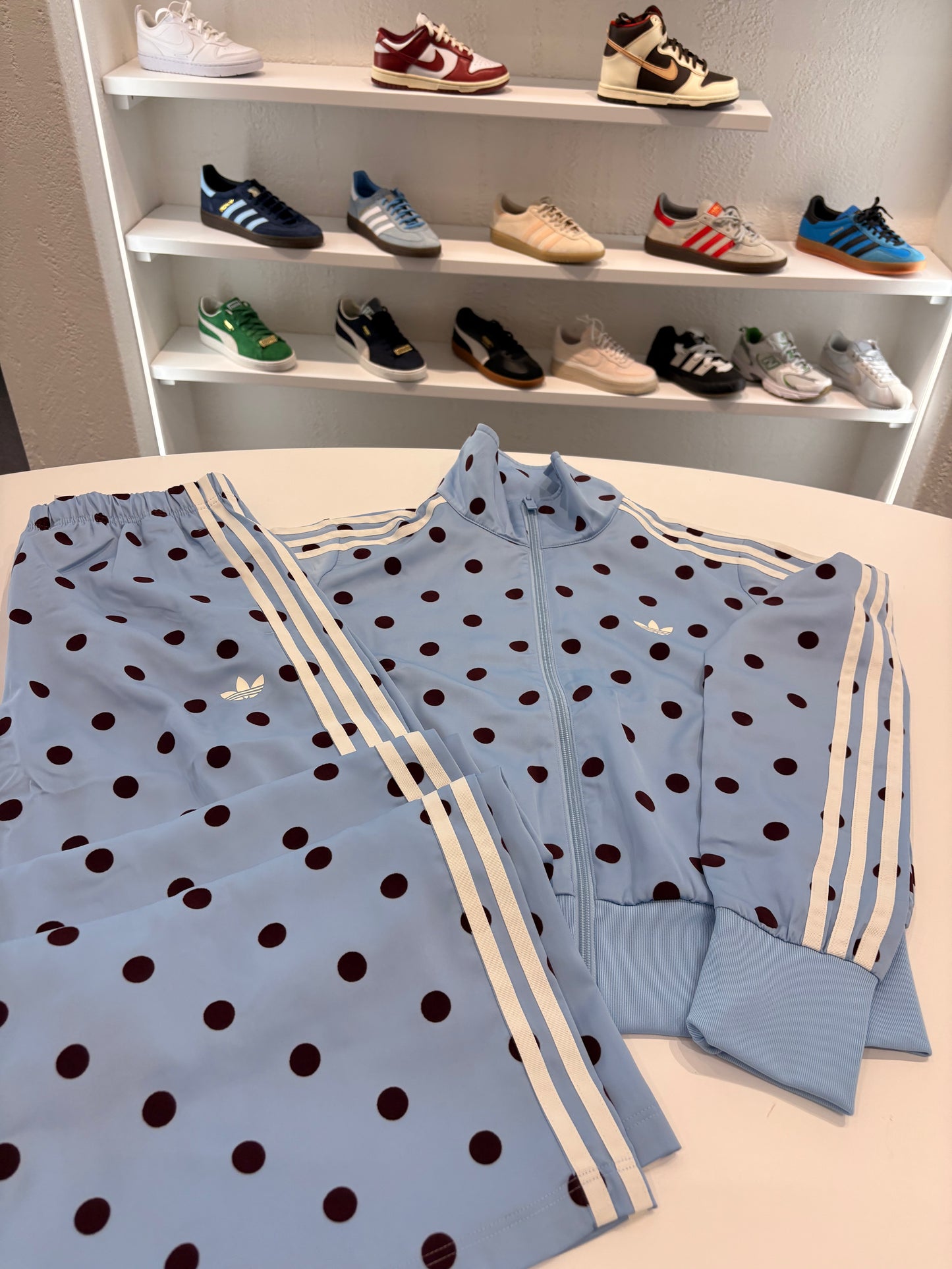 Tuta Adidas a pois bordeaux