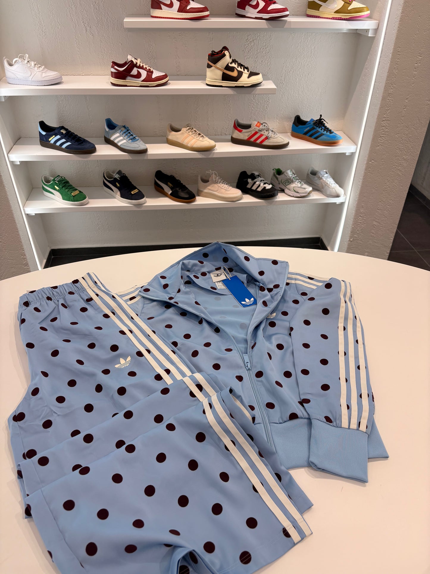 Tuta Adidas a pois bordeaux